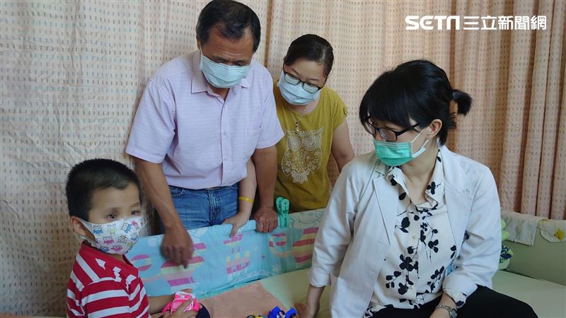盼左眼睛別失明⋯4歲眼癌弟週六赴美