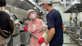 主持人小黎進入工廠內學習魚鬆製程