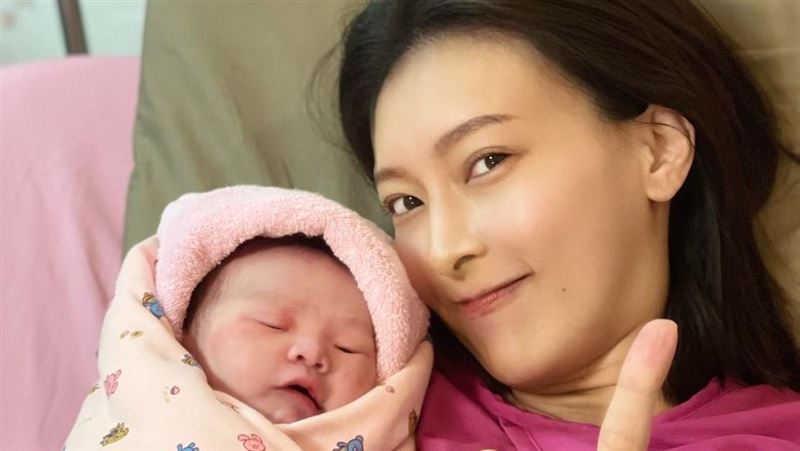 自然產8小時生到吐　天驕女神笑抱子