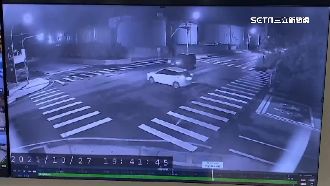 無視閃紅燈　2車對撞撞凹環保局大門