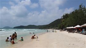 富國島海灘越南研擬推出疫苗護照，堅江省11月20日起將試點迎接國際觀光客。越南研擬中的疫苗護照機制共採認9款疫苗，包括AZ、莫德納、輝瑞/BNT、嬌生、中國國藥、北京科興等。圖為富國島海灘。中央社記者陳家倫富國島攝  110年10月28日