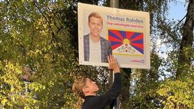 丹麥使館外被貼「雪山獅子旗」！中國撕海報氣炸：干涉內政（圖／翻攝自Thomas Rohden推特）