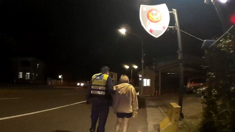 女心情差佇立海中哭泣　警涉水急救援