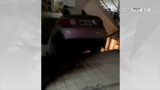 訪友看錯停車動線　駕駛開下樓梯卡住