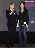 黃小琥全新專輯「存在」發片，好有萬芳送上琥珀石擴香祝福。（記者邱榮吉/攝影）