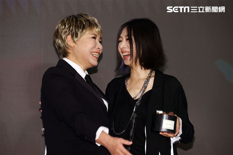 黃小琥全新專輯「存在」發片，好有萬芳送上琥珀石擴香祝福。（記者邱榮吉/攝影）