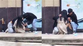 微博瘋傳一則2男搶1女的三人行影片。（圖／翻攝自知名沙雕微博）