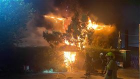 嘉市檜木老屋遭火舌吞噬  幸無人受傷嘉義市北興街一棟2層樓木造、檜木裝潢建築28日晚間不明原因起火，消防局派員到場滅火，火勢不到1小時獲得控制，幸無人受傷，起火原因待調查。（消防局提供）中央社記者姜宜菁傳真  110年10月28日