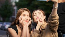 20211028威視電影《金派特務》劇照01-AOA惠晶(左)驚喜客串，與李先彬開心自拍。（圖／威視提供）