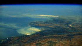 法國太空人佩斯凱在太空中生活6個月，他受訪時分享對氣候變遷引發天災的擔憂。圖為佩斯凱8月時在太空站拍攝到的地中海森林大火。（圖取自twitter.com/thom_astro）