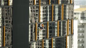 吊掛 清洗外牆 吊掛工人 高樓（示意圖／翻攝自Pixabay）
https://pixabay.com/zh/photos/a-skyscraper-the-building-3316061/