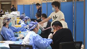 北京：未接種第3劑疫苗 不得從事重點工作中國首都北京市28日宣布，未進行COVID-19疫苗加強免疫接種（追加第3劑）人員，不得從事重點崗位工作。圖為10月26日，北京新發地市場員工接種第3劑疫苗。（中新社提供）中央社 110年10月28日