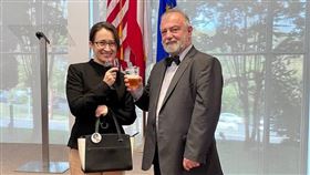 台捷友誼深化 捷克駐美使館邀蕭美琴同賀國慶駐美大使蕭美琴（左）28日受邀出席捷克駐美大使館國慶活動，與捷克大使柯蒙尼契克（右）舉杯歡慶兩國共享的民主自由價值。（駐美代表處提供）中央社記者徐薇婷華盛頓傳真 110年10月29日