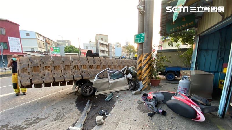 1碗麵救車主1命！轎車如紙片被壓扁