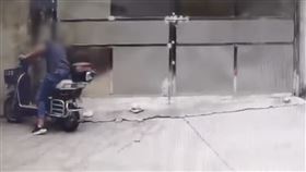 學餐老闆生意差！狂偷「學生訂的外送」給員工（圖／翻攝自一點視頻微博）