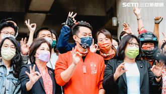 陳柏惟騎單車回台中　高唱對抗惡勢力