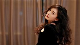 楊冪參加直播活動服裝，網友重點全是美腿和低胸。（圖／翻攝自嘉行楊冪工作室微博）