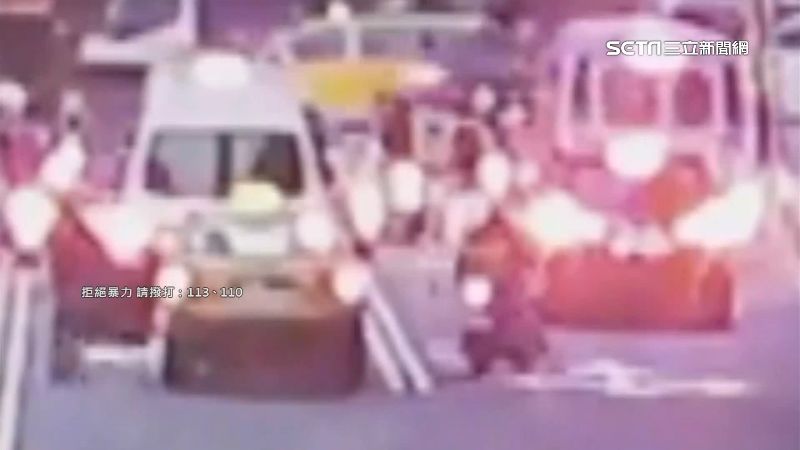 行車爆衝突！運將揮螺絲起子追外送員