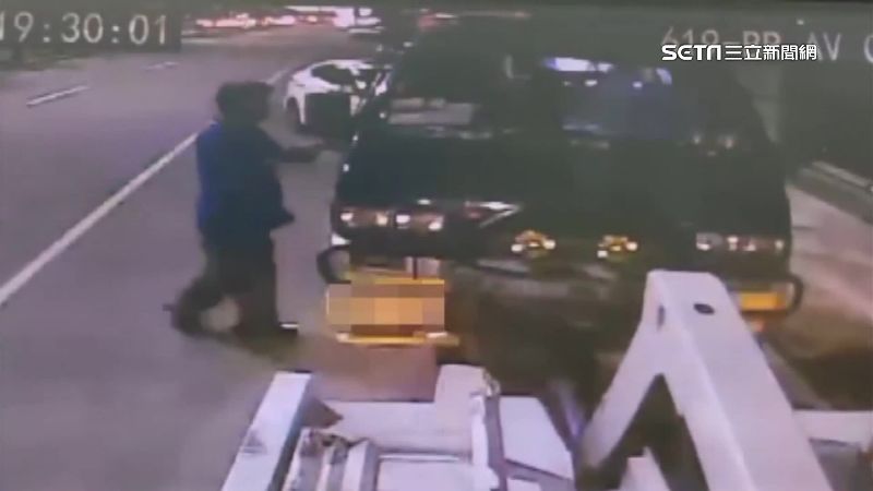 冷氣工車遭拖吊　失控撕封條「霸車」