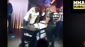 ▲MMA選手馬丁斯參加呼巴掌比賽，被對手一掌KO。（圖／翻攝自YouTube）