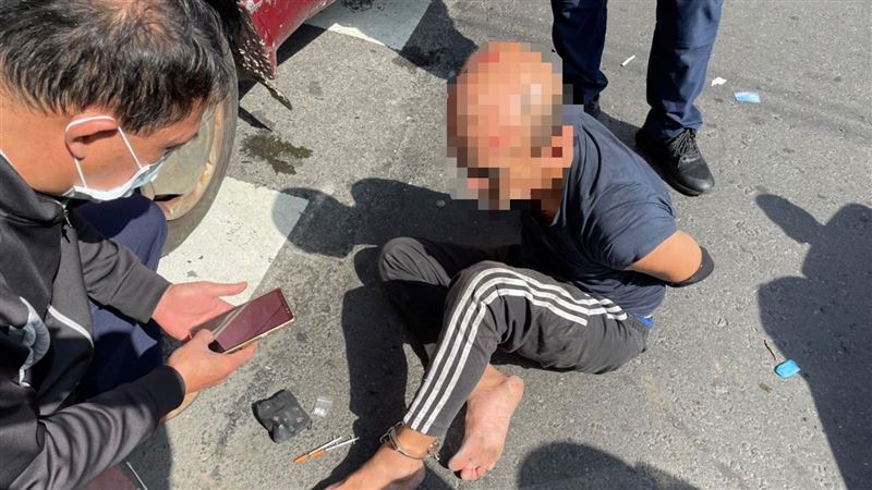 勇警追偷車賊抓方向盤掛車窗　畫面曝