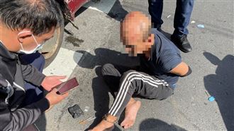 勇警追偷車賊抓方向盤掛車窗　畫面曝