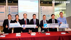 信紘科(6667)攜手工研院合作開發，於今日發表最新之靜電消散類鑽碳(ESD-DLC)膜層鍍膜技術，成功運用先進表面改質技術於先進半導體封測載板、載盤上，推進台灣先進封測產業邁出新的一哩路。圖左二為信紘科技行政副總王怡文、圖左三為信紘科技研發副總陳艷程、圖左四為信紘科技董事長簡士堡、圖左五為工研院材化所副所長陳哲陽、圖左六為工研院金屬複材組組長陳興華 （圖／信紘科提供）