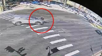 又是A柱！轎車左轉祖孫2人被撞飛