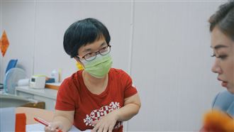 侏儒症患者成頂尖業務　老闆曝內幕