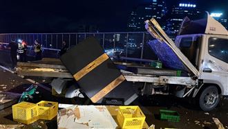 國3傳4車連撞　遊覽車駕駛受困