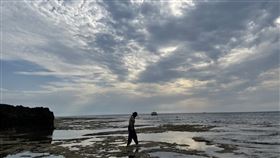 小琉球潮間帶生物大量死亡  屏縣府加強保育管制有學者指出，小琉球潮間帶先經歷觀光過度發展，使生物種類及數量銳減，今年又遇大自然災害衝擊，出現生物大量死亡情形。屏東縣政府農業處29日表示，今年初已修正保育公告，增設導覽動線建置、禁止繁殖期夜間導覽及寵物進入等，將持續滾動式調整相關措施。（民眾提供）中央社記者郭芷瑄傳真  110年10月29日