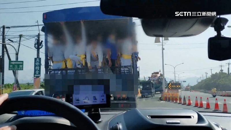 獨／轎班擠貨車　拉「帆布邊」怕摔車