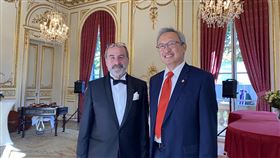 駐法代表吳志中與捷克大使佛萊希曼捷克駐法國大使館28日舉辦國慶酒會，駐法代表吳志中（右）首度受邀出席，顯示台捷友誼升溫。捷克駐法大使佛萊希曼（左）強調雙方共享的民主價值，希望未來關係能持續強化。（駐法代表處提供）中央社記者曾婷瑄巴黎傳真  110年10月29日