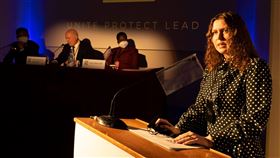 立陶宛對華政策跨國議會聯盟成員控訴集權對華政策跨國議會聯盟（IPAC）29日在羅馬舉行會議，與會的立陶宛議員薩卡利埃內（前右一）說，她來自在蘇聯時代被打為「人民公敵」的家庭，如今她因為替維吾爾人發聲而遭中共制裁，「歷史正在重演」，甚至更糟，因為共產集權體制已進化至結合高科技的2.0版。（對華政策跨國議會聯盟提供）中央社記者陳韻聿倫敦傳真 110年10月29日