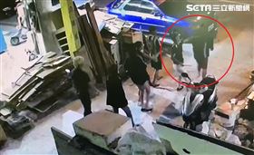 遭虐死粗工最後身影曝！闆娘揪眾教訓（圖／翻攝畫面）