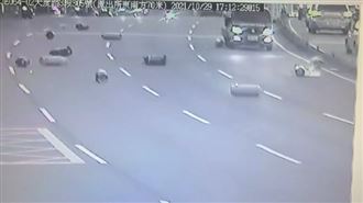 20桶瓦斯桶「跳車」路上滾不停噴煙