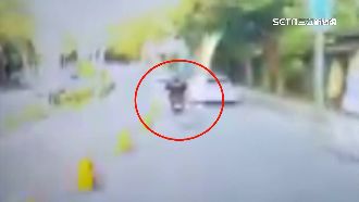 騎士調撥車道跨線超車　自摔險遭車輾