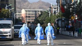 中國疫情反覆  清零或與病毒共存陷兩難中國COIVD-19疫情反覆，即使防疫措施嚴格，仍難達到「清零」。在其他國家逐漸放鬆管控之際，北京恐因冬奧會等因素難以鬆綁。圖為10月23日，內蒙古呼和浩特市，醫護人員步入一個已遭封管的小區。（中新社提供）中央社  110年10月27日