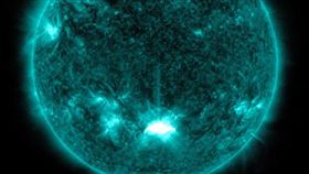 美國太空總署台灣時間29日凌晨觀測到X級太陽閃焰。（圖／翻攝自NASA網頁nasa.gov）