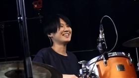 「草東沒有派對」現任鼓手蔡憶凡被發現陳屍防疫旅館。（圖／翻攝自草東沒有派對臉書）