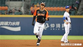 ▲統一獅二壘手陳重廷炸裂2分砲。（圖／記者劉彥池攝影）