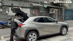 葬儀社人員抵達防疫旅館，準備將蔡憶凡遺體移至第二殯儀館暫冰存。（圖／記者楊忠翰攝影）