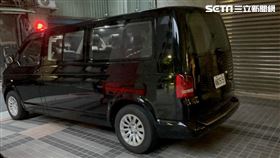 葬儀社人員抵達防疫旅館，並將蔡憶凡遺體移至第二殯儀館暫冰存。（圖／記者楊忠翰攝影）