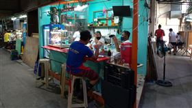 疫情衝擊  57%菲律賓人生活品質惡化菲律賓民調顯示，COVID-19疫情下，57%菲國民眾認為生活品質惡化，總統杜特蒂施政滿意度持續下滑，從2020年11月的84%掉到2021年9月的67%。圖為馬尼拉地區市場景象，攝於110年3月19日。中央社記者陳妍君馬尼拉攝  110年10月30日