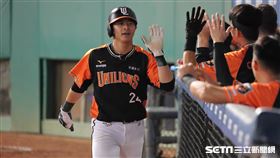 ▲統一獅外野手陳傑憲跑回球隊第6分。（圖／記者劉彥池攝影）