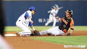 ▲統一獅外野手林安可盜二壘遭到觸殺出局。（圖／記者劉彥池攝影）