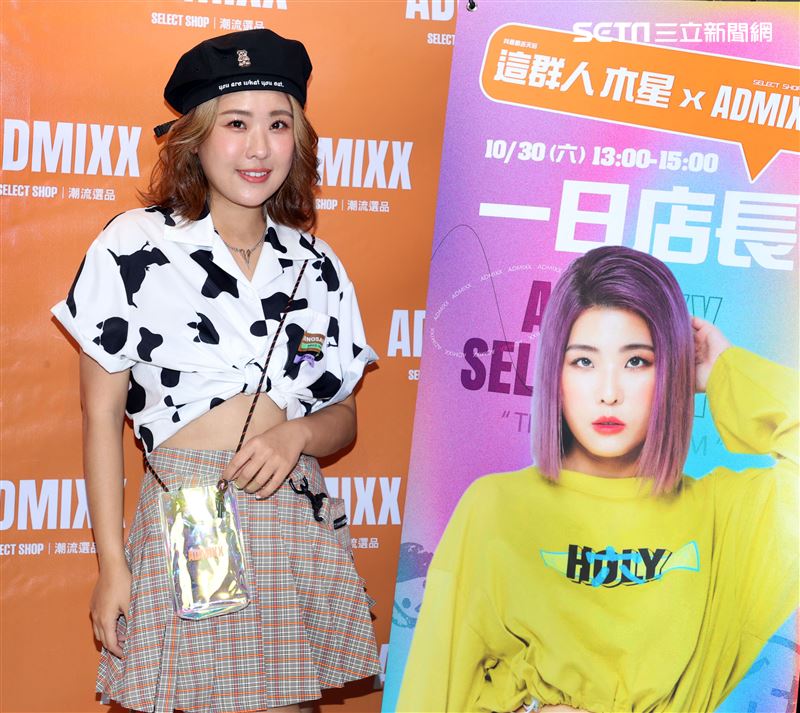 這群人木星 一日店長現場飆歌。（記者邱榮吉/攝影）