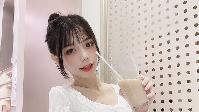 青青滑出粉舌攪動　超巨美胸霸占螢幕