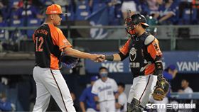 ▲統一獅終結者陳韻文和捕手林岱安慶祝勝利。（圖／記者劉彥池攝影）