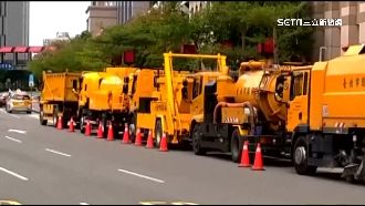 施壓？北市「13輛垃圾車」圍勞檢處